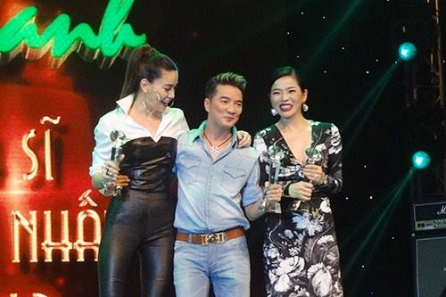 Hà Hồ khoe ảnh nhận giải thưởng âm nhạc cùng Mr.Đàm và Lệ Quyên.