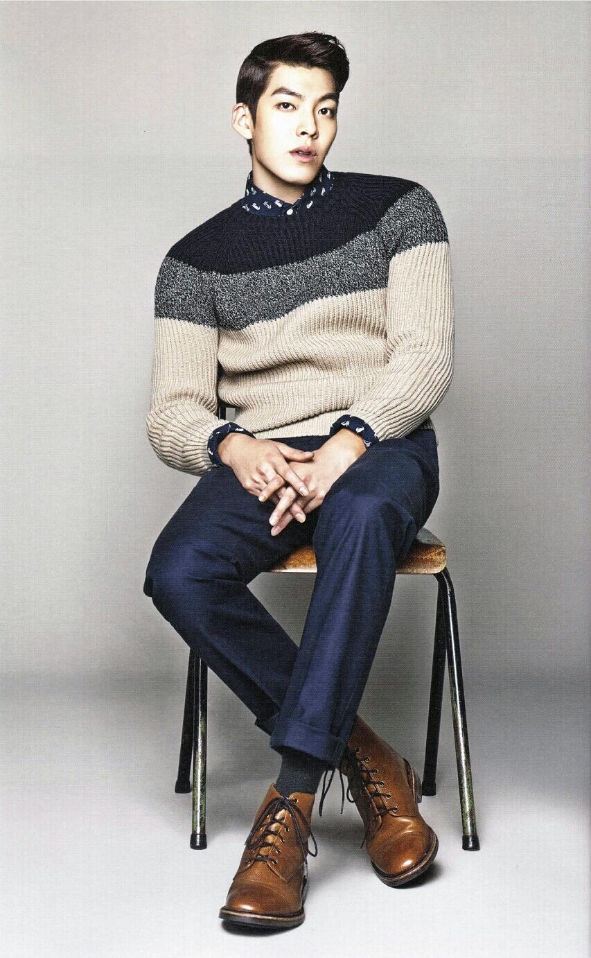 Phong cách 'anh chàng xấu chơi' của Kim Woo Bin khi mặc sweater cá tính.