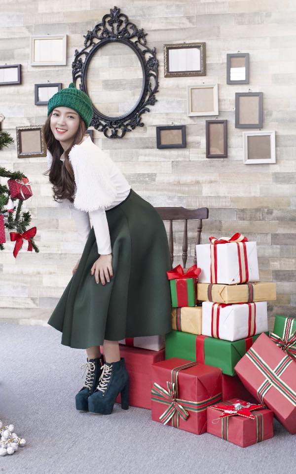 Đinh Hương The Voice - cô học trò xuất sắc của Hà Hồ - chọn tông màu xanh lá cây sẫm cho bộ đồ Noel siêu nữ tính của mình. Với áo len trắng, váy midi xanh và mũ len xanh, Đinh Hương trông như một cô công chúa tuần lộc đích thực.