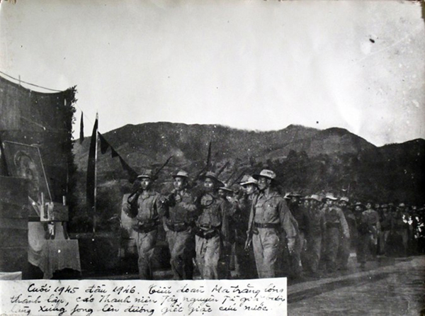 Từ cây đa Tân Trào, Đội Việt Nam Tuyên truyền giải phóng quân tiến vào giải phóng thị xã Thái Nguyên, ngày 16/8/1945.