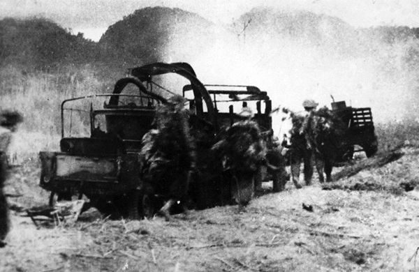 Quân ta truy kích địch đường số 6, chiến dịch Hoà Bình, 1951-1952.