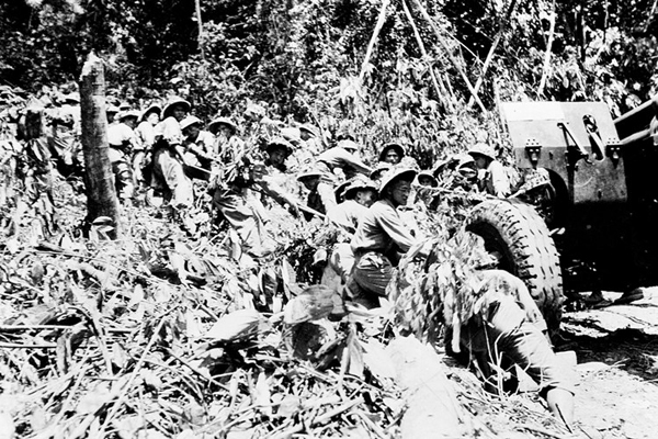 Bộ đội ta kéo pháo vào tham gia chiến dịch Điện Biên Phủ, 1954.