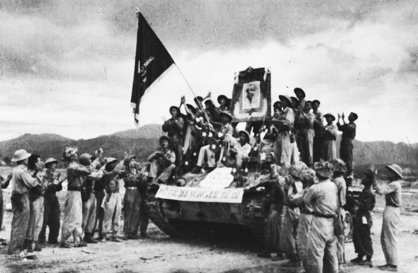 Bộ đội ta trên chiếc xe tăng chiến lợi phẩm thu được của quân Pháp ở Điện Biên Phủ.