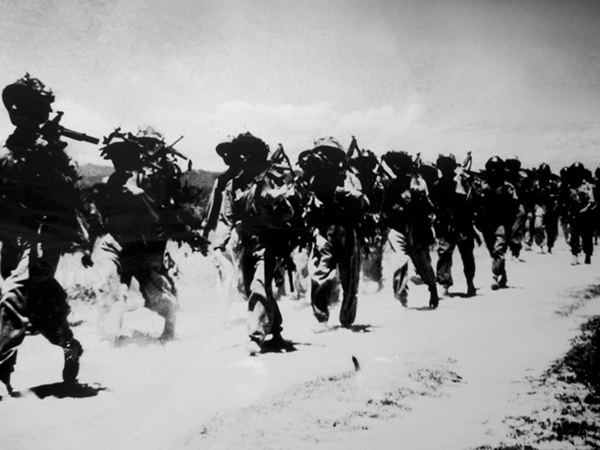 Bộ đội hành quân tham gia chiến dịch Tây Bắc, năm 1952.