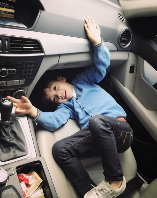 Hình ảnh ngộ nghĩnh của bé Subeo nhà Hà Hồ khi nằm trên xe ôtô được nhiều người yêu thích.