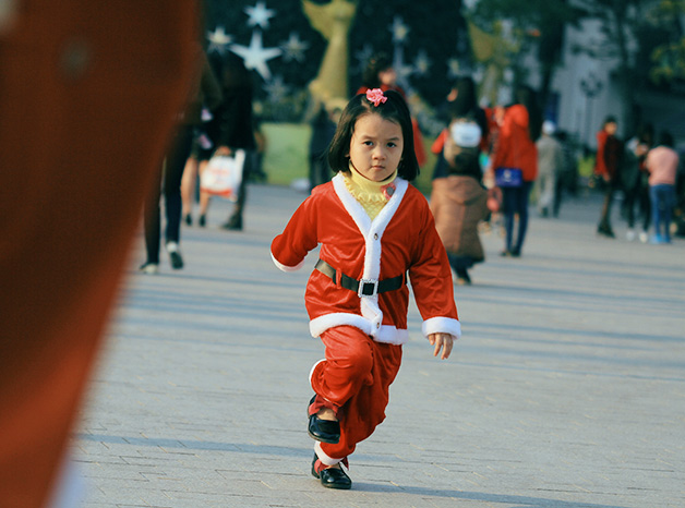 Với bộ trang phục ông già Noel,  nhiều bé  háo hức trong lần đầu xuống phố ngắm cảnh Giáng sinh.