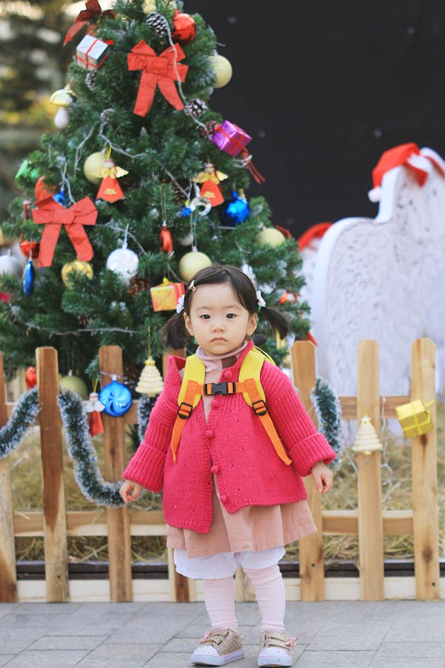 Đi chơi Noel, các bé thường chụp ảnh bên cạnh cây thông được trang trí lộng lẫy.