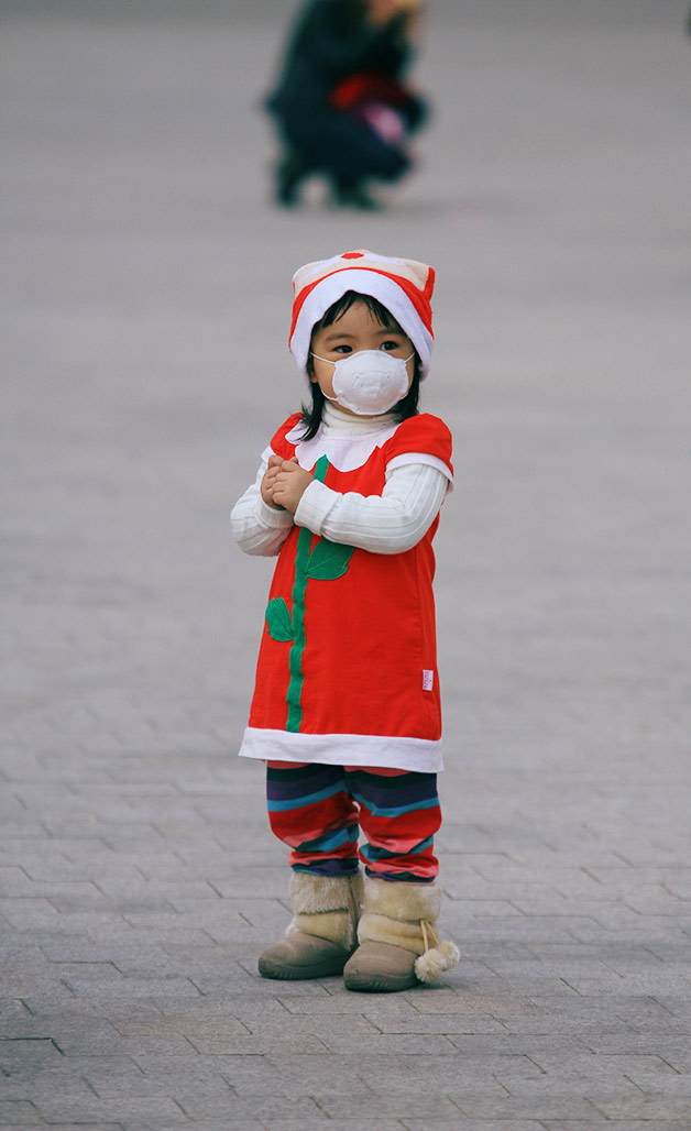 Thời tiết lạnh nên nhiều em nhỏ được bố mẹ mặc khá ấm trước khi xuống phố chơi Noel.