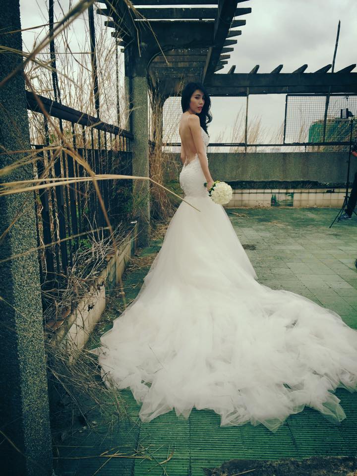 Thủy Tiên diện chiếc váy đã mặc trong MV Happy Wedding. Trông cô vô cùng yêu kiều.