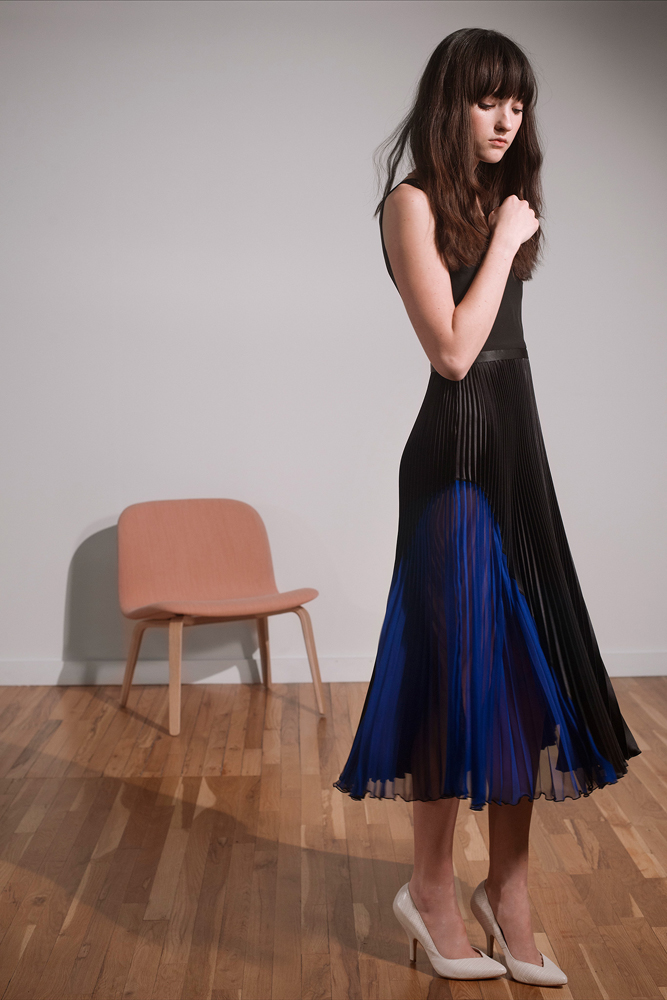 Thiết kế chào xuân của Timo Weiland hướng đến sự nữ tính cũng vẻ đẹp khỏe khoắn và dịu dàng. Chiếc váy chữ A dài với phần thân dưới dập li màu xanh đen này là điển hình.