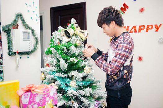 Hồ Quang Hiếu tự tay tráng trí cây thông Noel trong nhà của mình.