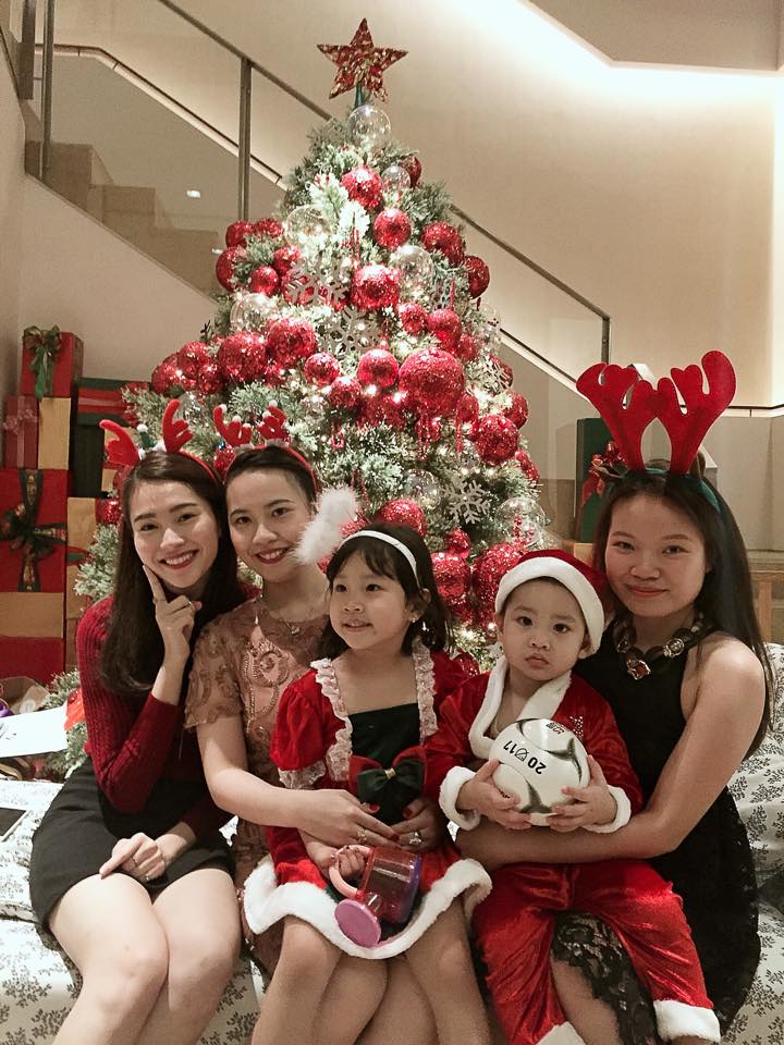 Hoa hậu Thu Thảo đón Noel với bạn bè.