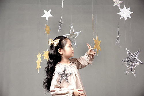 Cô bé 7 tuổi từng gây sốt cộng đồng mạng - Hà Thiên Trang mới thực hiện một bộ ảnh chào Giáng sinh cực lung linh.