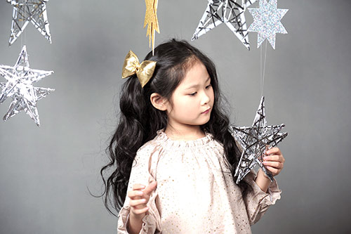 Đầu tháng 12 vừa qua, những người yêu mến thời trang trong nước có dịp xôn xao về thông tin cô bé người Hà Nội có tên Hà Thiên Trang lọt top 10 mẫu nhí ấn tượng nhất thế giới do một website của Mỹ bình chọn.