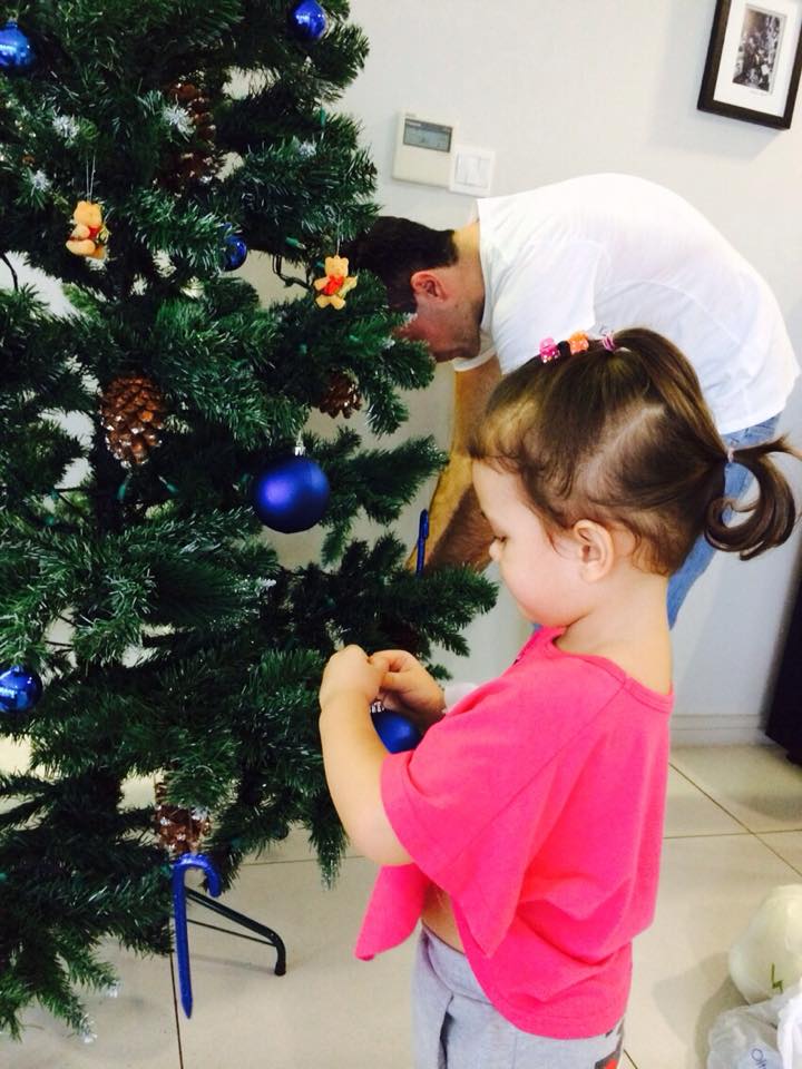 Cô bé rất thích thú khi nhìn mọi người trang trí cây thông Noel chuẩn bị đón Giáng sinh.