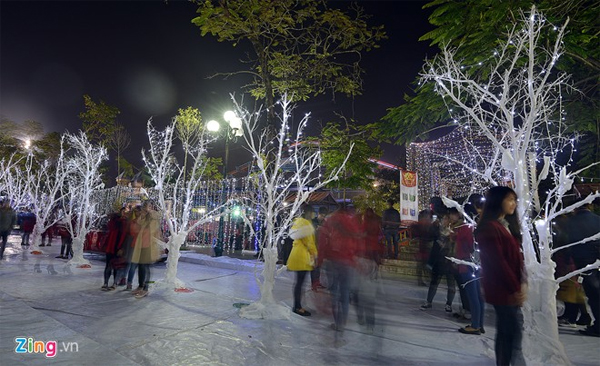 Công viên trắng và con đường tuyết nhân tạo tại Công viên nước Hồ Tây (Hà Nội) dài 40m trước đêm giáng sinh một ngày thu hút nhiều bạn trẻ tới tham quan.