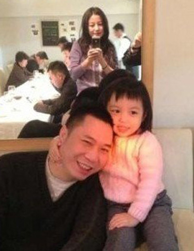 Chồng và con gái Triệu Vi tạo dáng đáng yêu khi chụp ảnh.