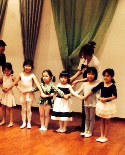 Triệu Vy đưa con gái tới trường học múa.
