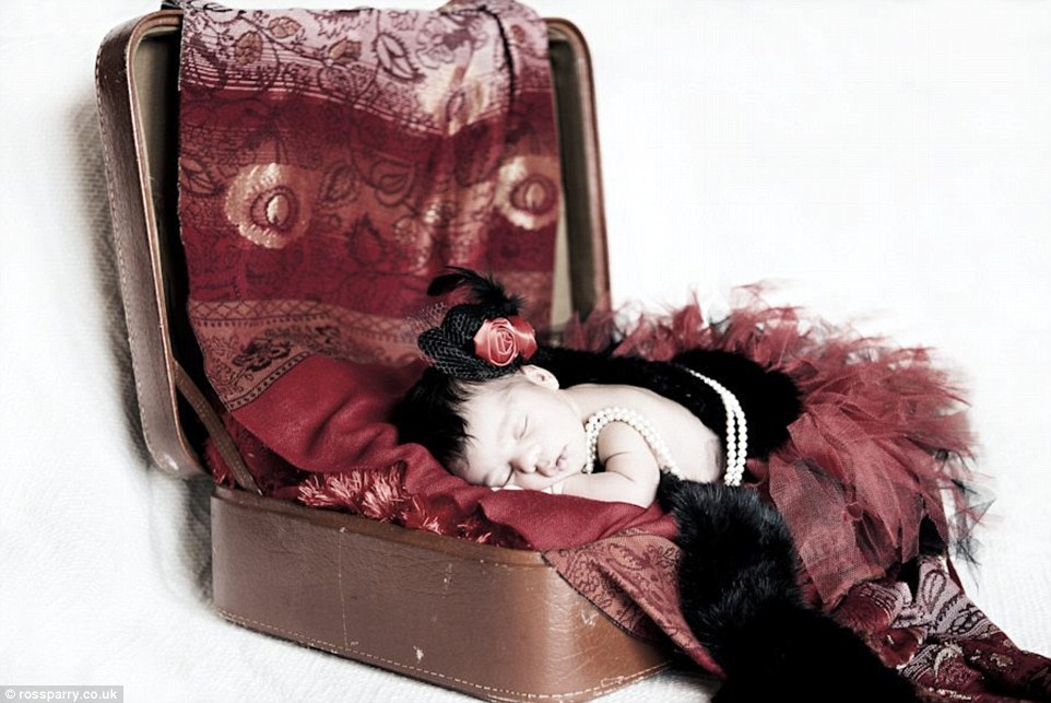 Công chúa nhỏ ngủ ngon lành trong chiếc vali được trang trí theo phong cách của những năm 1920.
