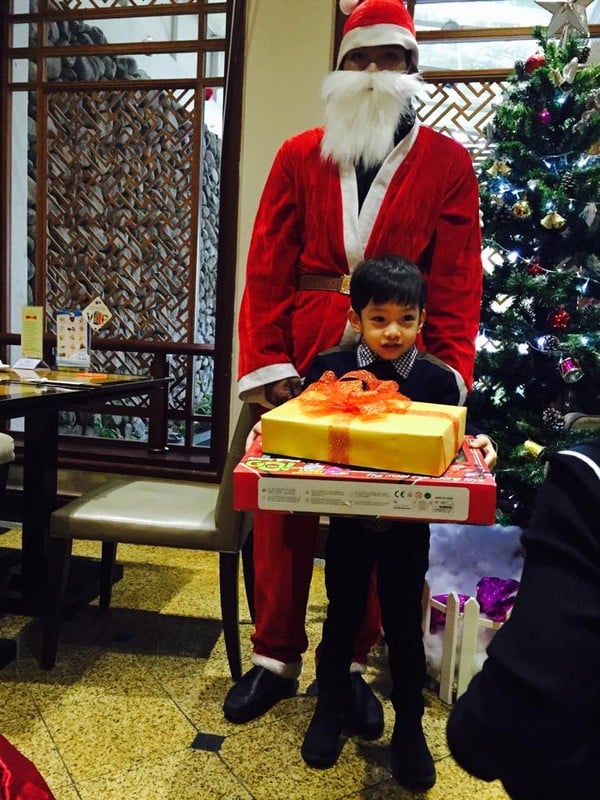 Hồ Ngọc Hà đăng ảnh Subeo hạnh phúc với món quà của ông già Noel với dòng chia sẻ rất tình cảm và ý nghĩa: 'Niềm vui của con. Hạnh phúc của mẹ'