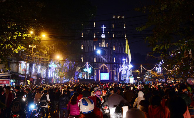 Tại Hà Nội, 20h30 mọi ngả đường đổ về nhà thờ Lớn đều tắc nghẽn.