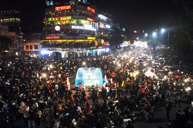Từng dòng người đổ về khu vực Quảng trường Đông Kinh Nghĩa Thục.