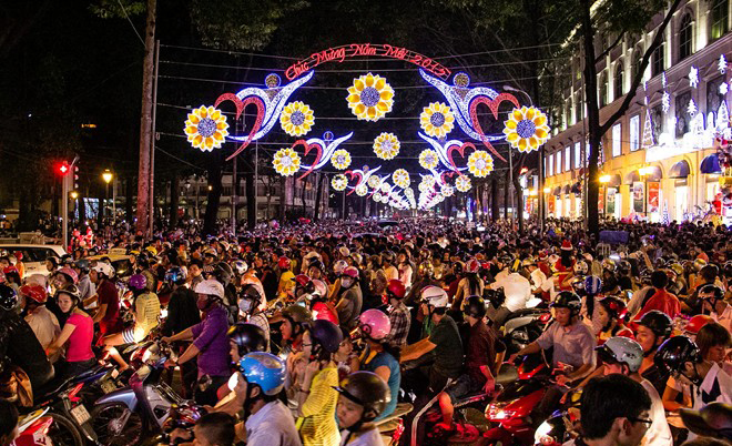Biển người trong ánh đèn hoa rực rỡ của thành phố Hồ Chí Minh.