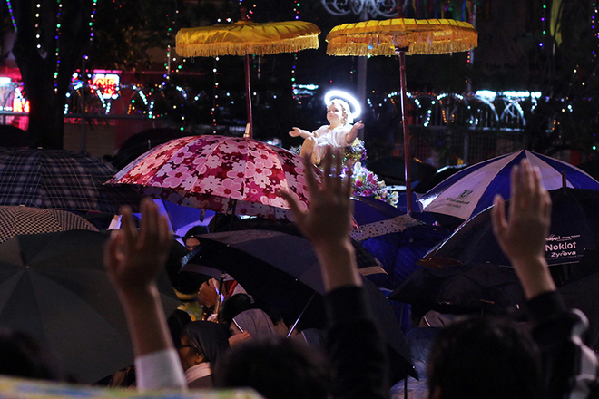 Tại Đà Nẵng, đúng lúc rước tượng chúa Giê-Su Hài Đồng thì trời đổ mưa. Tuy nhiên, người dân vẫn vừa dùng ô che mưa vừa đứng hai bên vừa cố gắng với tay chào hài nhi.