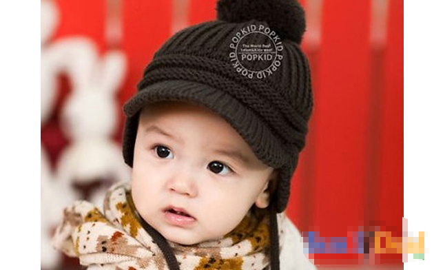 Có vành che phía trước và miếng che tai sẽ giúp bé vừa ấm tai, vừa không chói mắt khi ra sưởi nắng mùa đông.