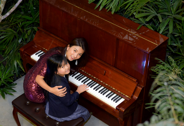 Nữ diễn viên cho con gái học đàn piano từ nhỏ để phát triển năng khiếu nghệ thuật.