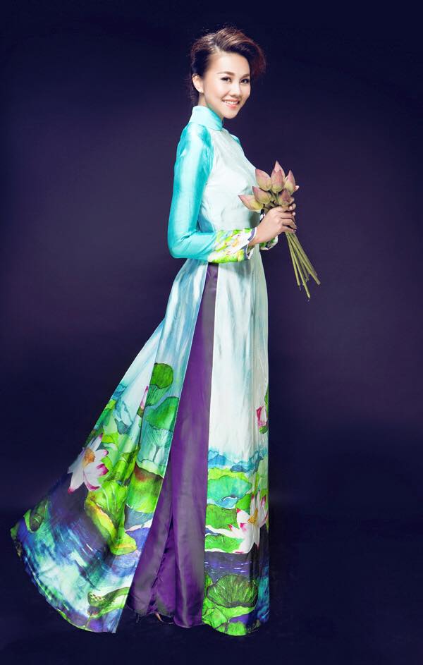 Thanh Hằng không hổ danh là siêu mẫu đắt giá nhất Việt Nam. Với bất cứ bộ trang phục nào, Thanh Hằng cũng lột tả tất cả vẻ tuyệt sắc của tấm vải.