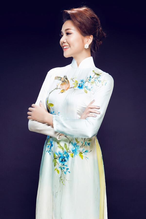 Dưới sự hướng dẫn của stylist Đỗ Long, Thanh Hằng không cần tạo dáng quá nhiều mà vẫn thu hút đặc biệt.