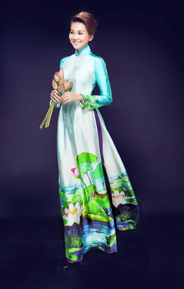 Siêu mẫu có đôi chân dài nhất Việt Nam diễn tả đầy đủ vẻ sang trọng, rạng ngời, thanh lịch, duyên dáng và gợi cảm một cách kín đáo của tà áo dài Việt.