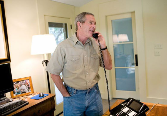 Cựu Tổng thống Bush trẻ trung hơn nhiều cái tuổi ngoài 70 của mình khi mặc quần jeans với sơ-mi sáng màu.