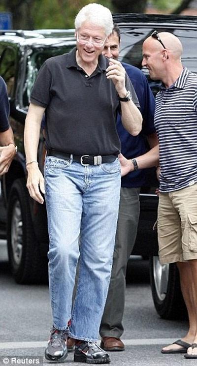 Cựu Tổng thống Mỹ Bill Clinton đã cao tuổi nhưng vẫn rất phong độ và lịch lãm với áo phông quần jeans.