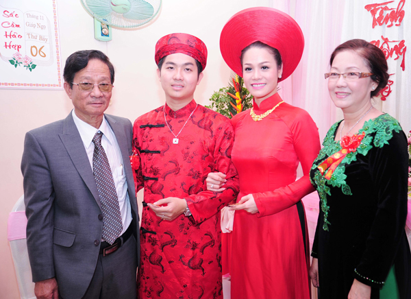 Nhật Kim Anh và chồng chụp ảnh cùng bố mẹ chồng nữ ca sĩ.