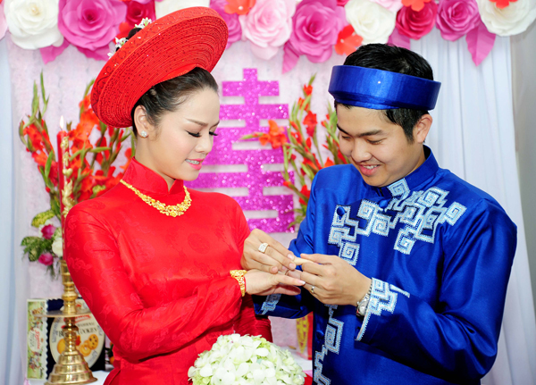 Bửu Lộc trao nhẫn cưới cho Nhật Kim Anh.