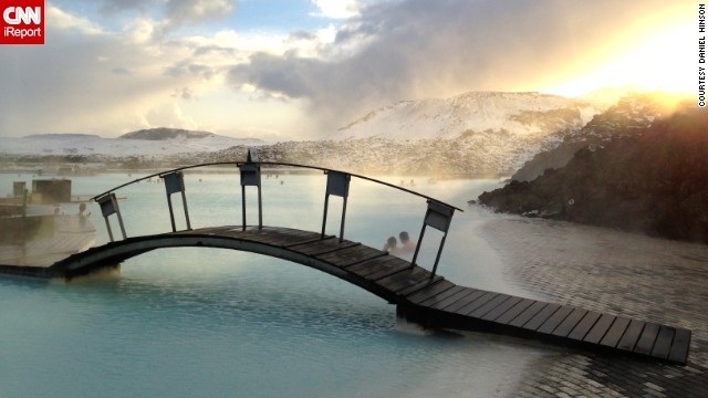 Grindavik, Iceland: Trông như cảnh ở một thế giới khác, Blue Lagoon là nơi yêu thích của nhiều du khách. Nơi đây là một vùng nước ấm hình thành do một nhà máy điện địa nhiệt ở Iceland vào năm 1976.