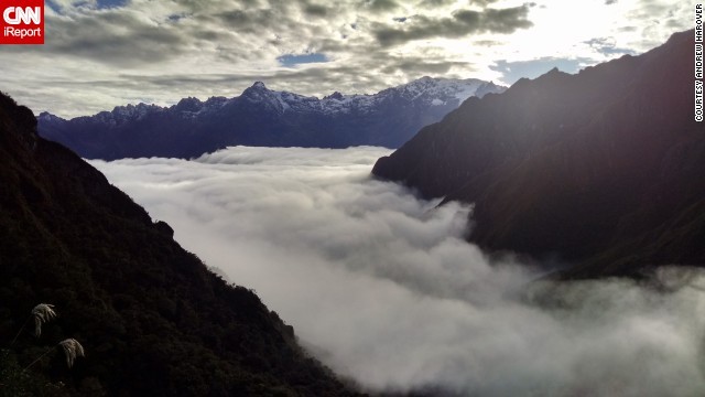 Đường mòn Inca, Peru: Những đỉnh núi phủ tuyết trên rặng Andes trải dọc đường Inca xuyên qua Peru. Con đường dài 40km này cho du khách chiêm ngưỡng khung cảnh tuyệt đẹp với rừng cây và núi.