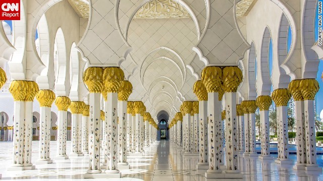 Abu Dhabi, Ả Rập: Nhà thờ Sheikh Zayed là một trong những công trình nổi bật nhất thế giới, với hơn 80 mái vòm cẩm thạch, những đèn chùm dát vàng và tấm thảm dệt tay lớn nhất thế giới.