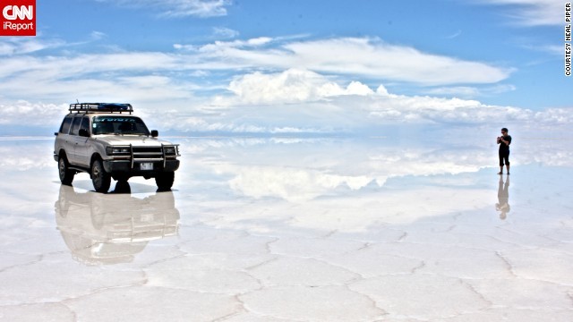 Salar de Uyuni, Bolivia: Ở đồng bằng muối có khung cảnh siêu thực của Bolivia, thật khó để có thể phân biệt mặt đất và bầu trời.