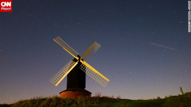 Brill, Anh: Mưa sao băng Geminid tạo ra một cảnh tượng lộng lẫy trên bầu trời làng Brill, Buckinghamshire, nước Anh.