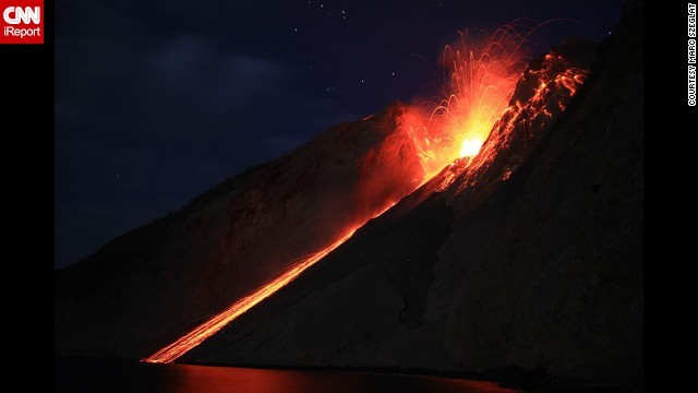 Núi lửa Batu Tara, Indonesia: Marc Szeglat, người chuyên quay phim núi lửa, chứng kiến một dòng nham thạch phun ra ở núi lửa Batu Tara và chảy xuống biển Flores ở Indonesia.