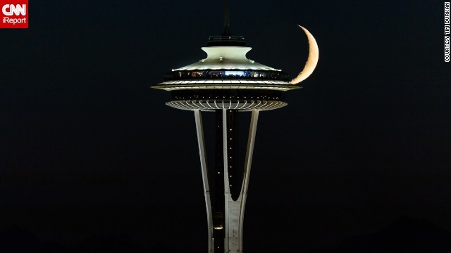 Seattle, Washington, Mỹ: Tim Durkan đã phải bỏ công chuẩn bị và may mắn ghi lại được hình ảnh vầng trăng khuyết cạnh tháp Space Needle.