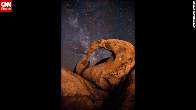 Lone Pine, California, Mỹ: Một nhiếp ảnh gia đã may mắn ghi lại được hình ảnh của dải ngân hà sau cổng vòm Mobius ở Lone Pine, California.