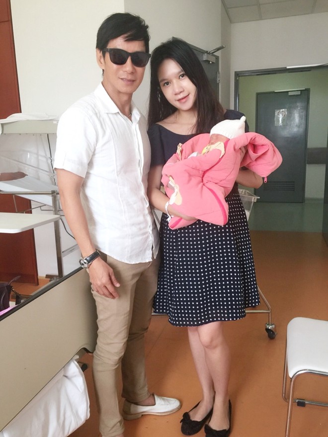 Sau 40 tuần mang bầu, bà xã ca sĩ Lý Hải đã hạ sinh công chúa nhỏ Sunny vào ngày 20/12 vừa qua.