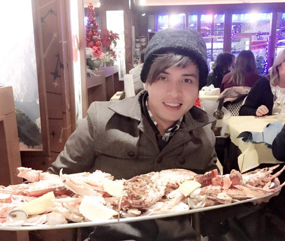 Hồ Quang Hiếu khoe mình có thể ăn hết cả đĩa hải sản lớn.