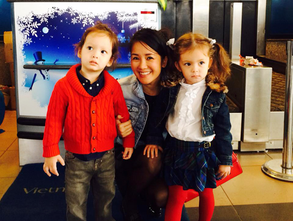 Diva Hồng Nhung cùng hai con ghi lại khoảnh khắc tại sân bay khi tạm biệt Hà Nội.