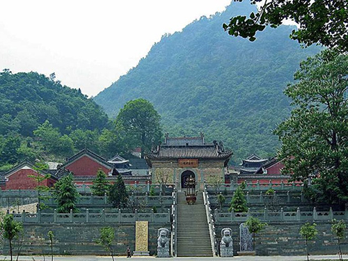 Đoạn đường dài 70 km từ chân núi đến đỉnh núi Võ Đang có đến 32 đền thờ Đạo Giáo chủ yếu được xây dựng theo lối kiến trúc thời nhà Nguyên, Minh, Thanh.