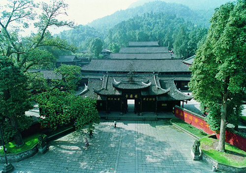 Chùa Báo Quốc nằm ở chân núi Nga Mi, trên lối vào Nga Mi sơn, đồng thời cũng là nơi diễn ra các hoạt động Phật giáo chính.
